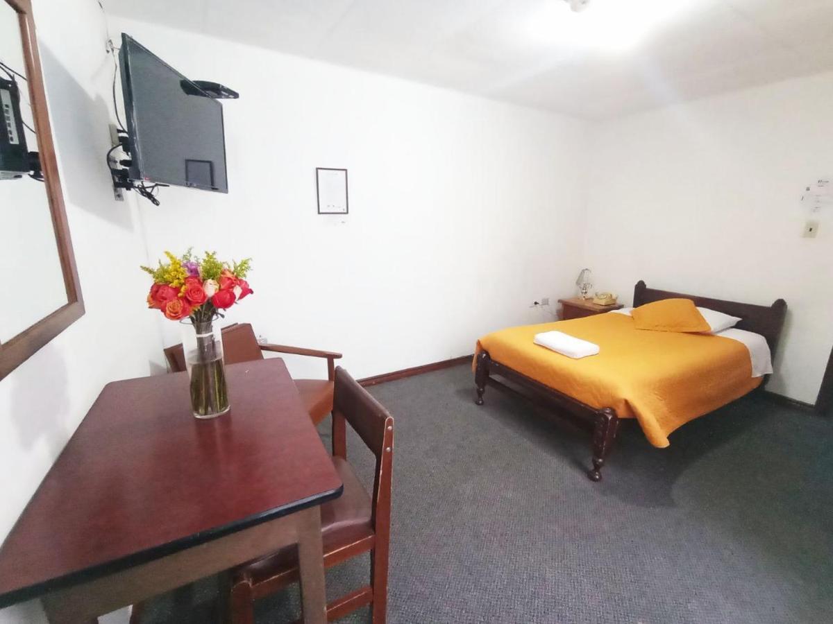 Hotel 9 De Octubre Quito Dış mekan fotoğraf